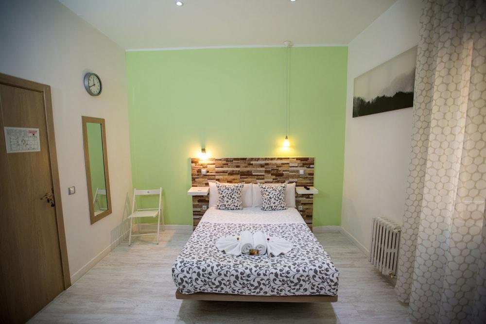 Hostal Adis Madrid Exterior photo