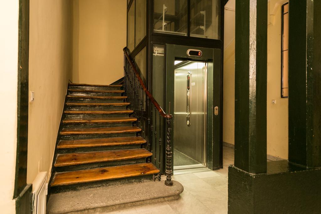 Hostal Adis Madrid Exterior photo